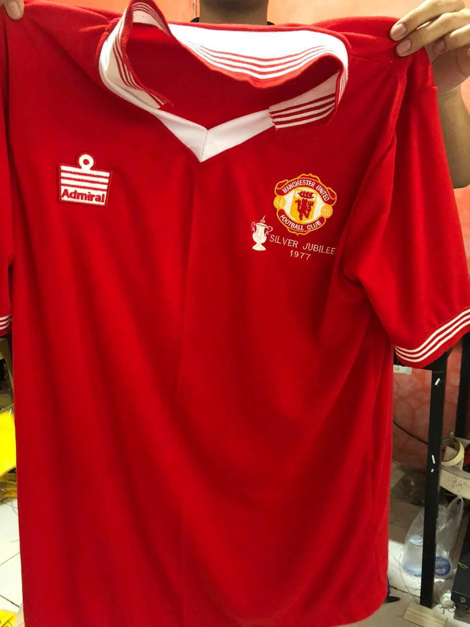 قميص يونايتد الأساسي لعام 1977 M4nch3st3r