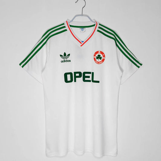 1990 1RLANDI4 خارج أرضه